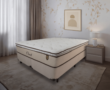 Colchão Casal Cloud de Molas ensacadas da marca Luckspuma. Este colchão foi projetado para proporcionar uma experiência de sono firme e relaxante. Possui um sistema de Molas Firmes com alta performance. O grande número de molas por m² garante a firmeza e conforto do molejo. As molas trabalham de forma independente, pois são envoltas uma a uma em TNT, dispostas em carreiras e colocadas lateralmente pelo sistema Hot Melt, formando um molejo sem qualquer entrelaçamento por helicoidais. São extremamente confortáveis, e ajuda a diminuir as viradas na cama.